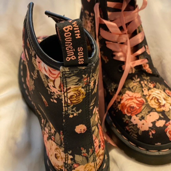 🌸🌺NWOT Authentic Doc Marten’s Floral Boot - Picture 4 of 10